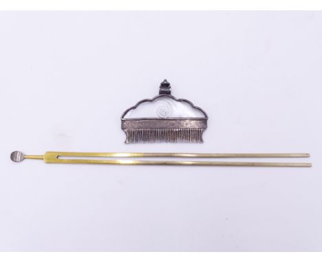 AN ORIENTAL CARVED ROCK CRYSTAL AND SILVER HAIR COMB WITH SUSPENSION LOOP. 6.5 CM WIDE. TOGETHER WITH A CHINESE SILVER GILT H