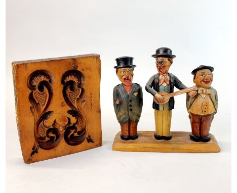 A 1920's Black Forest bar set together with a carved wooden mould, H. 18.5cm.