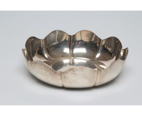 AN IRISH SILVER STRAWBERRY DISH, maker Royal Irish Silver Ltd., Dublin 1974, of typical lobed circular form, picture marks, 8