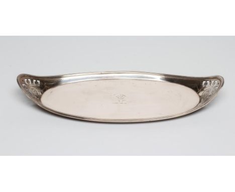 A GEORGE III SILVER SCISSOR SNUFFER'S STAND, maker possibly Robert Hennell, London 1788, of eliptical form with arch pierced 