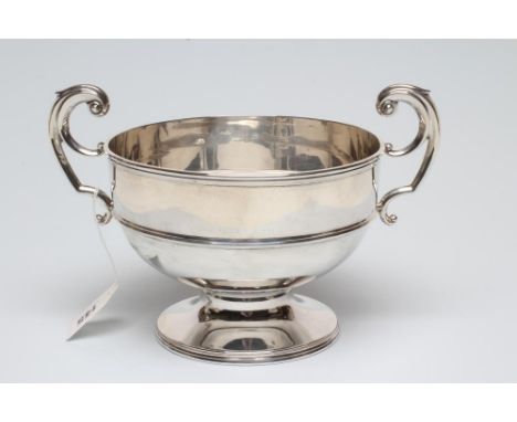 AN EDWARDIAN SILVER ROSE BOWL, maker's mark GH, London 1911, of typical single girdled circular form with two scroll handles 