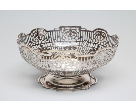 A SILVER FRUIT BOWL, maker Walker &amp; Hall, Sheffield 1935, of circular form with shaped rim enclosing pierced foliate arca