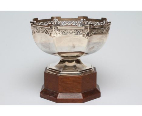A SILVER PEDESTAL BOWL, maker Walker &amp; Hall, Sheffield 1913, of octagonal form with castellated rim over pierced scroll b