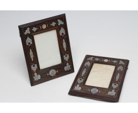 A PAIR OF ENGLISH EDWARDIAN CONTRA-PARTIE BOULLE PHOTOGRAPH FRAMES of plain strut back oblong form, the lacquered brass with 