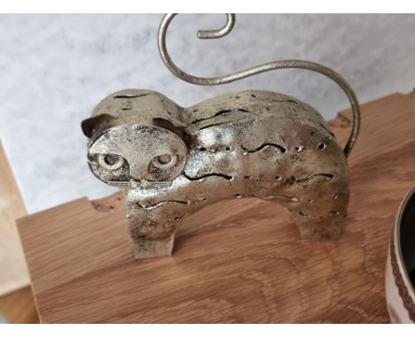 Vintage handmade metal cat sculpture objet art 18.5cm tall x 18cm wide x 5cm deep&nbsp;&nbsp;(Apt 10)