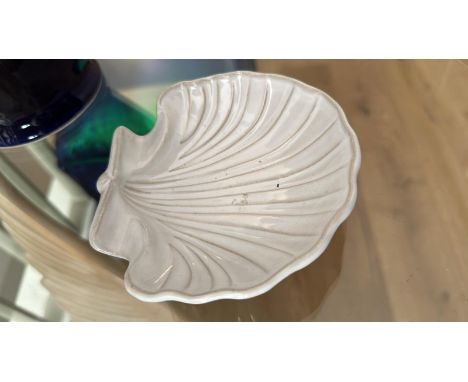 A Vintage Scallop Shell dish 12 x 12cm (Apt 10)