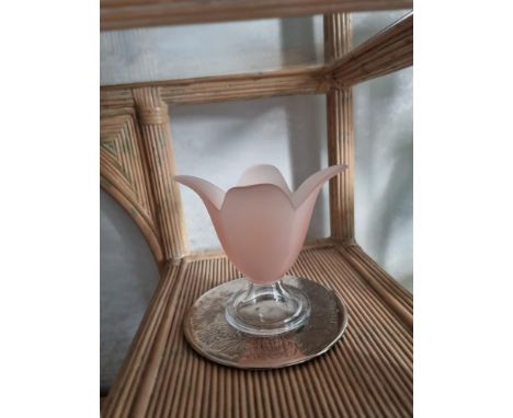 A pair fo Vintage art deco style pink frosted glass posy vase 16cm tall&nbsp;(Apt 10)