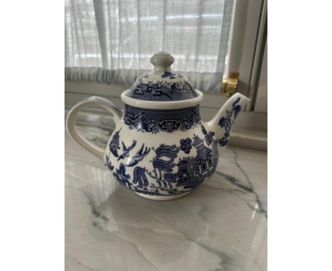 Vintage Churchill China Large 'Willow' Blue and White Transferware Teapot  (Apt 1) 