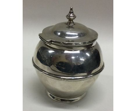 A hinged silver tea caddy. London 1911. By G Brace and Co Ltd. Approx. 124 grams. Est. £100 - £150.