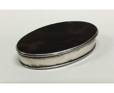 An early 19th Century silver and tortoiseshell hinged snuff box. Approx. 35 grams. Est. £150 - £200.