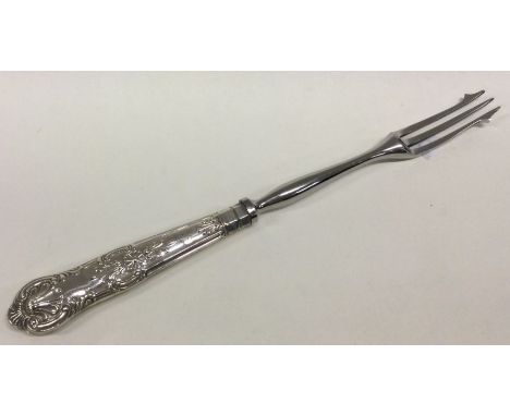 A Kings' pattern silver mounted pickle fork. Approx. 51 grams. Est. £20 - £30.