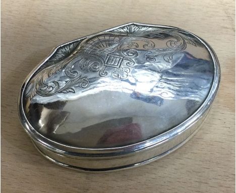 An 18th Century hinged silver snuff box. Maker’s mark only, ‘GM’. Circa 1730. Approx. 38 grams. Est. £500 - £800.