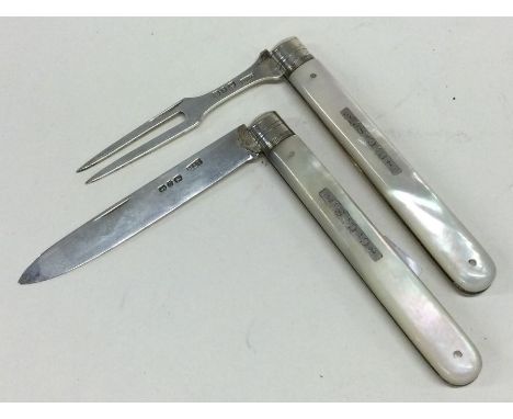 A pair of cased Victorian silver and MOP fruit knife and fork. Birmingham 1888. By Hillard and Thompson. Approx. 61 grams. Es