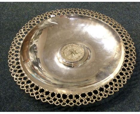 STUART DEVLIN: A silver presentation plate to commemorate the Queen’s Silver Jubilee. London 1977. Approx. 820 grams. Est. £1