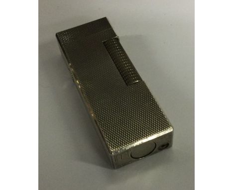 DUNHILL: A flint lighter of typical form. Est. £30 - £40.