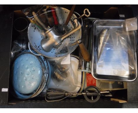 A COLLECTION OF VINTAGE KITCHENALIA
