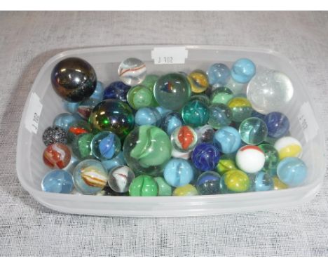 A QUANTITY OF VINTAGE MARBLES