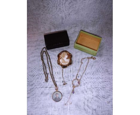 AN EDWARDIAN YELLOW METAL AMETHYST AND SEED PEARL PENDANT, a cameo brooch and locket (3)