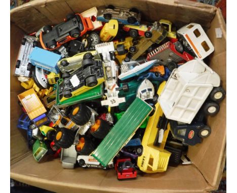 A LARGE COLLECTION OF ASSORTED VINTAGE TOYS