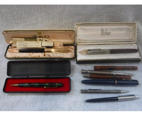 A COLLECTION OF VINTAGE PENS including a Conway Stewart 'Dandy' No. 800m, Parker and other items