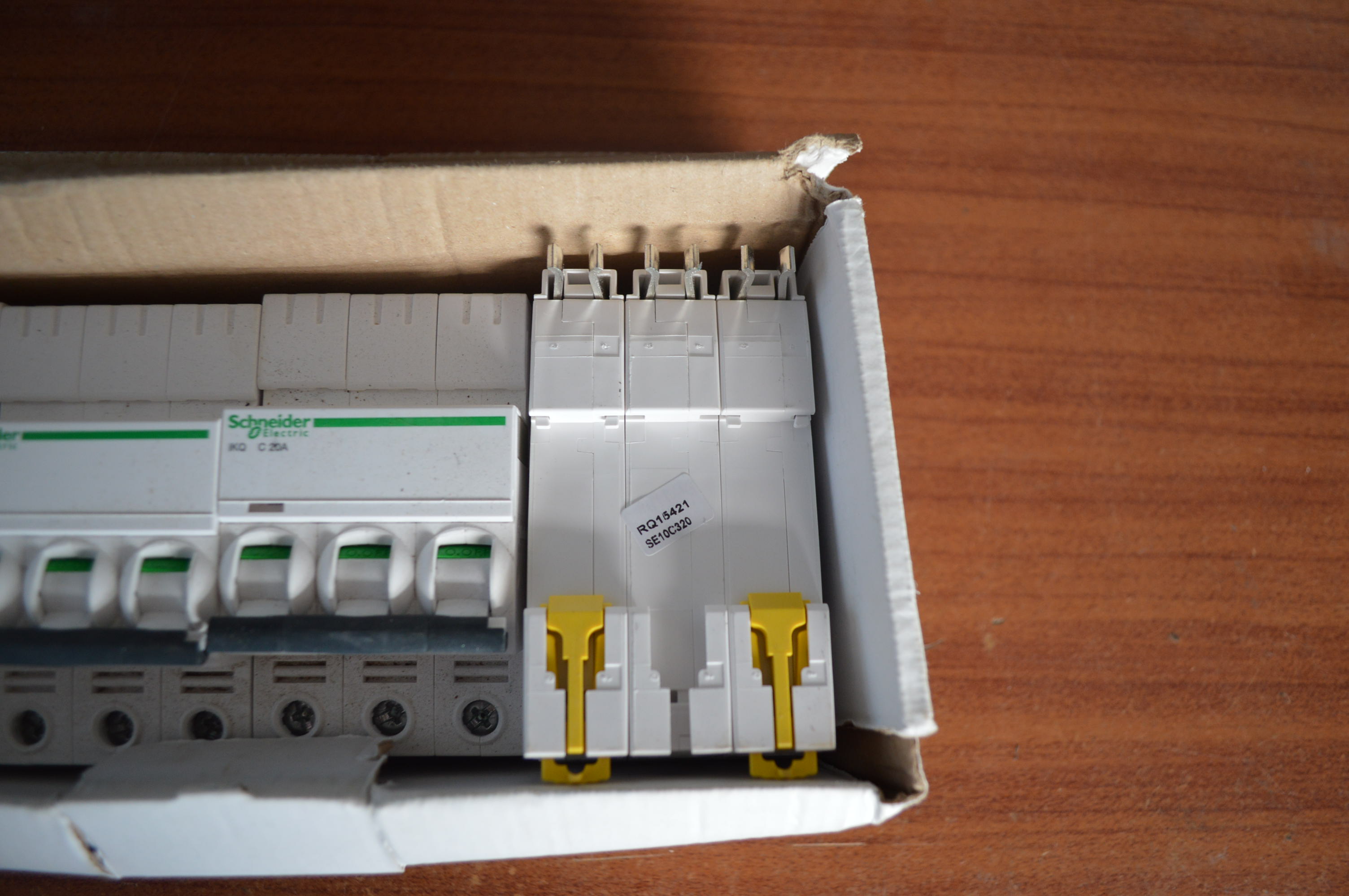 x4 BOXES OF SCHNEIDER ELECTRIC BREAKERS 16 IN TOTAL! *NO VAT* IKQ
