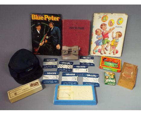 A mixed lot of vintage games to include a boxed Staunton Chess set, a View-Master with seven reels of images, boxed Dominoes 