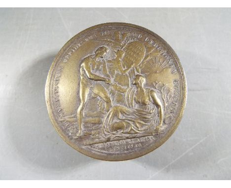 A brass snuff box, approx 2.5 cm x 5 cm (diameter)