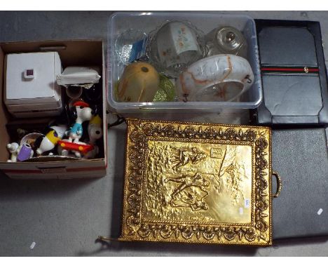 A mixed lot comprising ceramics to include Masons Ironstone, Old Country Roses plate wall clock, Wedgwood, Silk Cut branded i