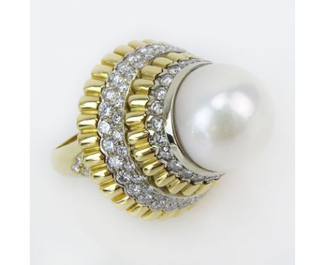 Very Fine Vintage Van Cleef & Arpels Pearl, Round Brilliant Cut Diamond and 18 Karat Yellow Gold Ring. Pearl with very good l