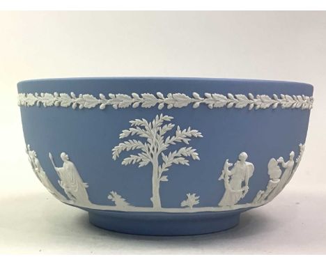 WEDGWOOD MANTEL CLOCK, WITH OTHER WEDGWOOD ITEMS comprising an additional bowl and two vasesclock 14cm highQty: 4