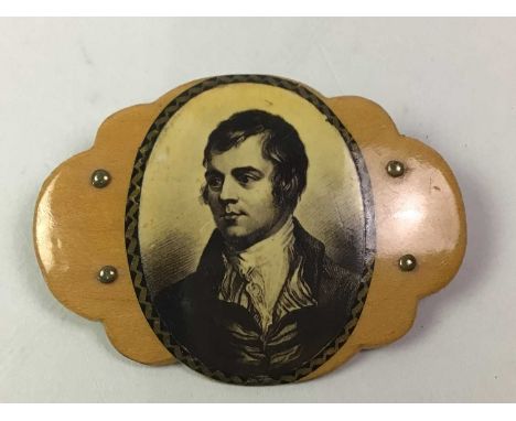 MAUCHLINE ROBERT BURNS BROOCH, ALONG WITH MAUCHLINE BOXES AND NAPKIN RINGS the brooch of shaped oval form and with a portrait