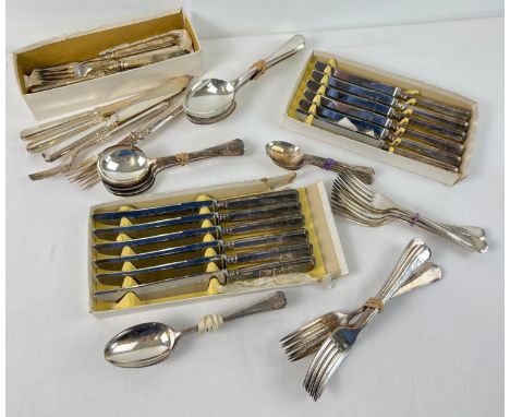 62 matching pieces of Winegartens silver plated handled cutlery. 6 pieces of each item and 8 of the large spoons. 