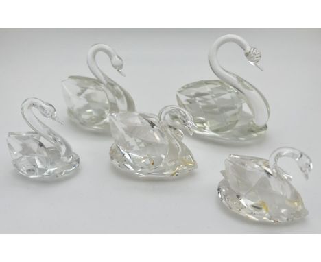2 marked Swarovski crystal swan figures together with 3 other unmarked crystal swans. In varying sizes. Swarovski examples et