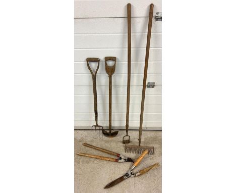 6 vintage wooden handled garden tools. To include small fork, hoe, rake and edging tool. 