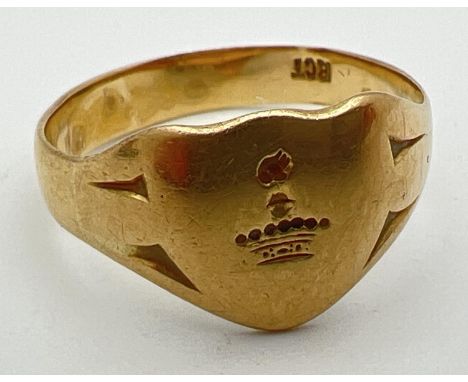 A vintage 18ct gold heart shaped signet ring with engraved emblem to cartouche. Stamped 18ct inside band. Ring size R, band s