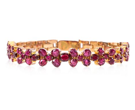 A RUBY AND GOLD BRACELET
Featuring cushion cut rubies weighing approximately 8.00 Cts total, mounted in an unmarked yellow go
