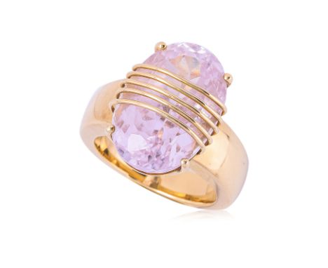 A LARGE KUNZITE AND GOLD RING Featuring a large kunzite weighing approximately 10.0 Cts, mounted in a yellow gold setting mar