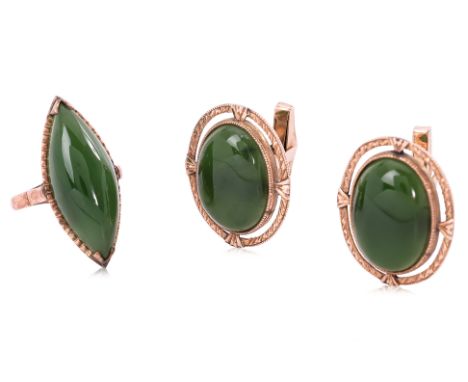 A MATCHING SUITE OF NEPHRITE RING AND CUFFLINKS
Featuring a matching suite of nephrite ring and cufflinks, both mounted in a 