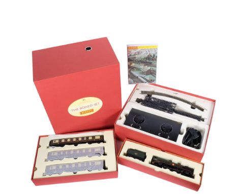 A Hornby OO gauge "Orient Express" boxed set, ref. R1038, set includes a BR4-6-2 "United States Lines" Merchant Navy Class lo