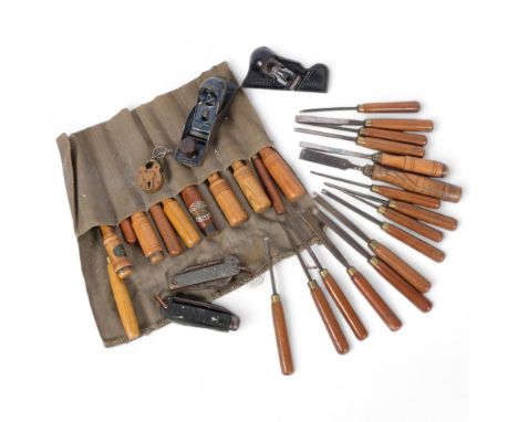 A large quantity of Vintage tools, including various chisels, a Record 0220 block plane, a Stanley 95 edge trimming block pla
