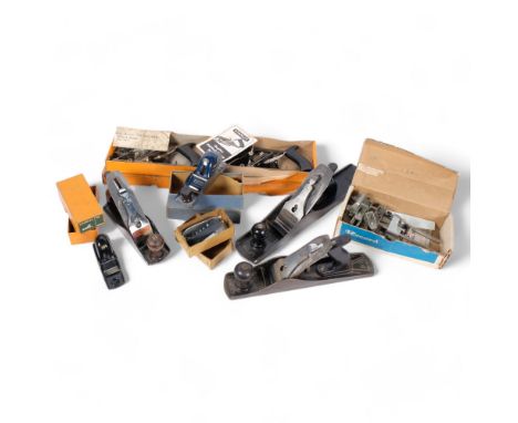 A selection of Vintage tools, including Stanley Bailey planes,  nos. 4, 5, and 6, a Record no. 0110 plane, a boxed Stanley Du