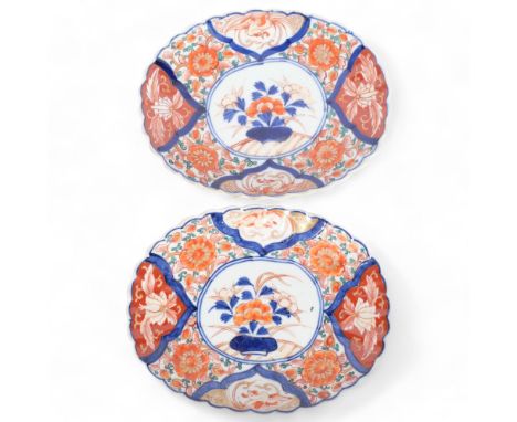 A pair of Vintage oval Imari shallow dishes with scalloped rims, 22.5cm across 