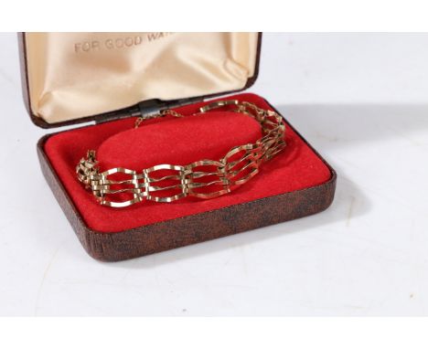 A 9 carat gold gate link bracelet, having a heart shaped locket, weight 7.1 grams, housed within a H. Samuel box

We would li