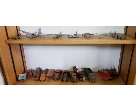 SHELF OF VINTAGE AIRPLANES IN A/F CONDITION & A SHELF OF VINTAGE TIN PLATE TOYS BY MIMIC TOYS IN RUSTY CONDITION