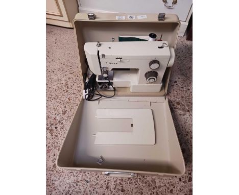 VINTAGE ELECTRIC SINGER SEWING MACHINE IN CASE