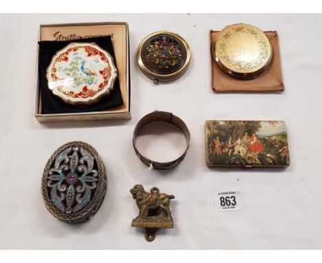 A TUB WITH MISC POWDER COMPACTS BY STRATTON, SMALL BRASS DOOR KNOCKER & OTHER SMALL CONTAINERS