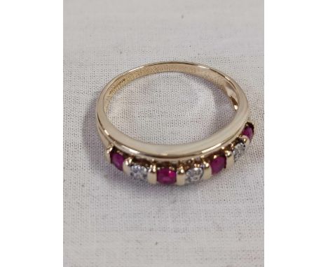 A RUBY & DIAMOND RING SET IN 9ct, 3.3g, SIZE 'S'