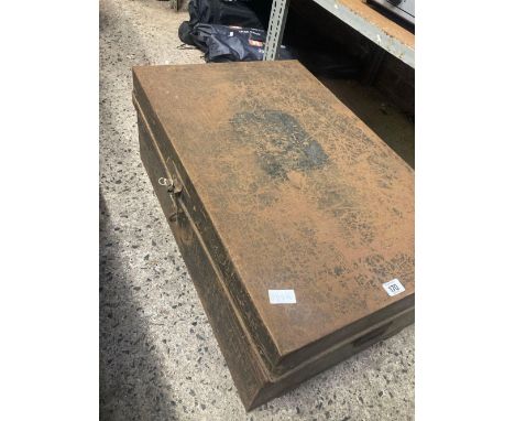 METAL UNIFORM TRUNK WITH DAMAGED LATCH