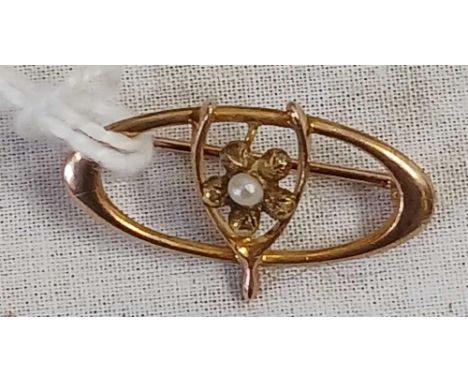A WISHBONE BROOCH SET WITH PEARL IN 10ct GOLD