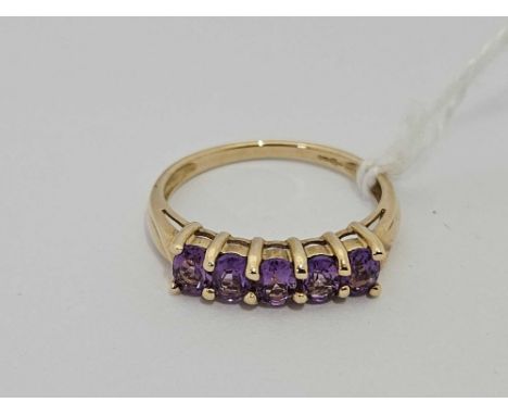 9ct AMETHYST FIVE STONE RING, 1.9g